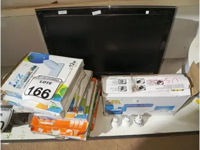 LOTE 166 - 01 LOTE COM DIVERSAS LUMINÁRIAS, 01 MONITOR E 01 TONER. (NO ESTADO) ATENÇÃO! FAZER A VISITAÇÃO ANTES DE ARREMATAR, NÃO SABEMOS SE FUNCIONA. LEILÃO NÃO TEM GARANTIA E NEM DEVOLUÇÃO, SUJEITO A POSSÍVEIS AVARIAS VISÍVEIS/OCULTAS E/OU AUSÊNCIA DE COMPONENTES.