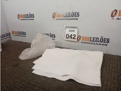 LOTE 042 - 01 CAMINHO DE MESA EM LINHO NA COR BRANCA. (NO ESTADO) ATENÇÃO! FAZER A VISITAÇÃO ANTES DE ARREMATAR, NÃO SABEMOS SE FUNCIONA. LEILÃO NÃO TEM GARANTIA E NEM DEVOLUÇÃO, SUJEITO A POSSÍVEIS AVARIAS VISÍVEIS/OCULTAS E/OU AUSÊNCIA DE COMPONENTES.
