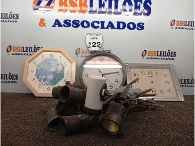 LOTE 122 - 01 LOTE COM 03 RELÓGIOS E DIVERSOS ESPETOS DE LED P/ JARDIM. (NO ESTADO) ATENÇÃO! FAZER A VISITAÇÃO ANTES DE ARREMATAR, NÃO SABEMOS SE FUNCIONA. LEILÃO NÃO TEM GARANTIA E NEM DEVOLUÇÃO, SUJEITO A POSSÍVEIS AVARIAS VISÍVEIS/OCULTAS E/OU AUSÊNCIA DE COMPONENTES.