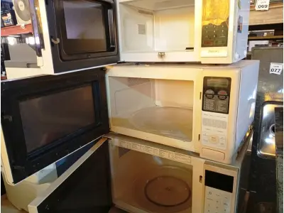 LOTE 150 - 03 MICRO-ONDAS MARCAS E MODELOS DIVERSOS, SENDO 01 SEM PRATO. (NO ESTADO) ATENÇÃO! FAZER A VISITAÇÃO ANTES DE ARREMATAR, NÃO SABEMOS SE FUNCIONA. LEILÃO NÃO TEM GARANTIA E NEM DEVOLUÇÃO, SUJEITO A POSSÍVEIS AVARIAS VISÍVEIS/OCULTAS E/OU AUSÊNCIA DE COMPONENTES.