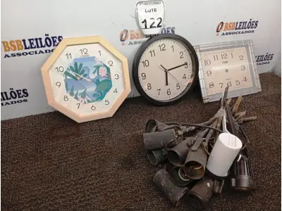 LOTE 122 - 01 LOTE COM 03 RELÓGIOS E DIVERSOS ESPETOS DE LED P/ JARDIM. (NO ESTADO) ATENÇÃO! FAZER A VISITAÇÃO ANTES DE ARREMATAR, NÃO SABEMOS SE FUNCIONA. LEILÃO NÃO TEM GARANTIA E NEM DEVOLUÇÃO, SUJEITO A POSSÍVEIS AVARIAS VISÍVEIS/OCULTAS E/OU AUSÊNCIA DE COMPONENTES.