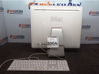 LOTE 300 - 01 IMAC E 01 TECLADO. (NO ESTADO) ATENÇÃO! FAZER A VISITAÇÃO ANTES DE ARREMATAR, NÃO SABEMOS SE FUNCIONA. LEILÃO NÃO TEM GARANTIA E NEM DEVOLUÇÃO, SUJEITO A POSSÍVEIS AVARIAS VISÍVEIS/OCULTAS E/OU AUSÊNCIA DE COMPONENTES.