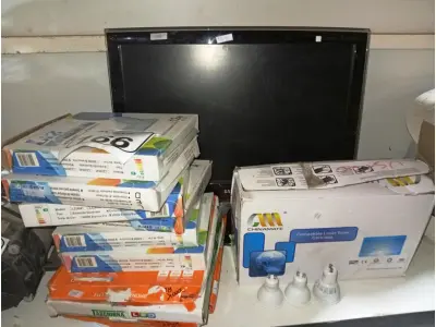 LOTE 166 - 01 LOTE COM DIVERSAS LUMINÁRIAS, 01 MONITOR E 01 TONER. (NO ESTADO) ATENÇÃO! FAZER A VISITAÇÃO ANTES DE ARREMATAR, NÃO SABEMOS SE FUNCIONA. LEILÃO NÃO TEM GARANTIA E NEM DEVOLUÇÃO, SUJEITO A POSSÍVEIS AVARIAS VISÍVEIS/OCULTAS E/OU AUSÊNCIA DE COMPONENTES.