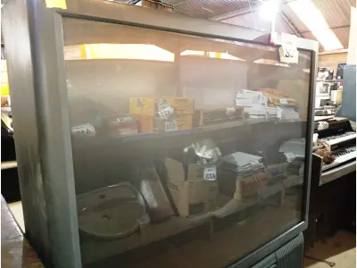 LOTE 390 - 01 TV DE TUBO ANTIGA SONY. (NO ESTADO) ATENÇÃO! FAZER A VISITAÇÃO ANTES DE ARREMATAR, NÃO SABEMOS SE FUNCIONA. LEILÃO NÃO TEM GARANTIA E NEM DEVOLUÇÃO, SUJEITO A POSSÍVEIS AVARIAS VISÍVEIS/OCULTAS E/OU AUSÊNCIA DE COMPONENTES.