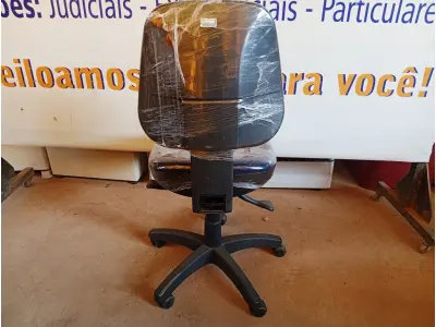 LOTE 475 - 01 CADEIRA ESTOFADA S/ BRAÇO. (NO ESTADO) ATENÇÃO! FAZER A VISITAÇÃO ANTES DE ARREMATAR, NÃO SABEMOS SE FUNCIONA. LEILÃO NÃO TEM GARANTIA E NEM DEVOLUÇÃO, SUJEITO A POSSÍVEIS AVARIAS VISÍVEIS/OCULTAS E/OU AUSÊNCIA DE COMPONENTES.