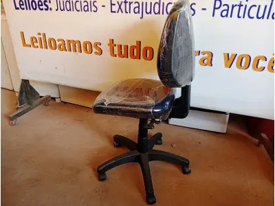 LOTE 475 - 01 CADEIRA ESTOFADA S/ BRAÇO. (NO ESTADO) ATENÇÃO! FAZER A VISITAÇÃO ANTES DE ARREMATAR, NÃO SABEMOS SE FUNCIONA. LEILÃO NÃO TEM GARANTIA E NEM DEVOLUÇÃO, SUJEITO A POSSÍVEIS AVARIAS VISÍVEIS/OCULTAS E/OU AUSÊNCIA DE COMPONENTES.