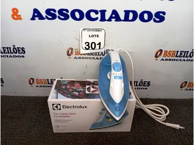 LOTE 301 - 01 FERRO DE PASSAR ROUPAS A VAPOR ELECTROLUX COR BRANCA C/ AZUL (NOVO). (NO ESTADO) ATENÇÃO! FAZER A VISITAÇÃO ANTES DE ARREMATAR, NÃO SABEMOS SE FUNCIONA. LEILÃO NÃO TEM GARANTIA E NEM DEVOLUÇÃO, SUJEITO A POSSÍVEIS AVARIAS VISÍVEIS/OCULTAS E/OU AUSÊNCIA DE COMPONENTES.