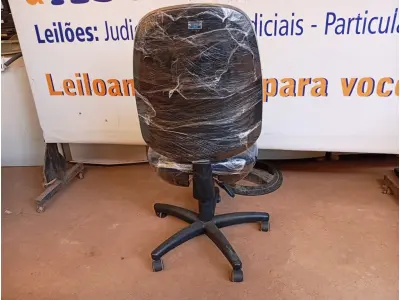 LOTE 509 - 01 CADEIRA ESTOFADA S/ BRAÇO. (NO ESTADO) ATENÇÃO! FAZER A VISITAÇÃO ANTES DE ARREMATAR, NÃO SABEMOS SE FUNCIONA. LEILÃO NÃO TEM GARANTIA E NEM DEVOLUÇÃO, SUJEITO A POSSÍVEIS AVARIAS VISÍVEIS/OCULTAS E/OU AUSÊNCIA DE COMPONENTES.