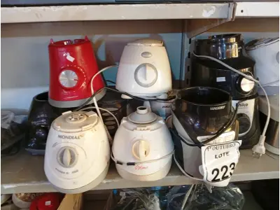 LOTE 223 - 01 LOTE C/DIVERSAS BASES DE LIQUIDIFICADORES MARCAS E MODELOS DIVERSOS. (NO ESTADO) ATENÇÃO! FAZER A VISITAÇÃO ANTES DE ARREMATAR, NÃO SABEMOS SE FUNCIONA. LEILÃO NÃO TEM GARANTIA E NEM DEVOLUÇÃO, SUJEITO A POSSÍVEIS AVARIAS VISÍVEIS/OCULTAS E/OU AUSÊNCIA DE COMPONENTES.