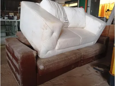 LOTE 528 - 02 SOFÁS DE 02 LUGARES. (NO ESTADO) ATENÇÃO! FAZER A VISITAÇÃO ANTES DE ARREMATAR, NÃO SABEMOS SE FUNCIONA. LEILÃO NÃO TEM GARANTIA E NEM DEVOLUÇÃO, SUJEITO A POSSÍVEIS AVARIAS VISÍVEIS/OCULTAS E/OU AUSÊNCIA DE COMPONENTES.