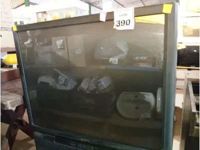 LOTE 390 - 01 TV DE TUBO ANTIGA SONY. (NO ESTADO) ATENÇÃO! FAZER A VISITAÇÃO ANTES DE ARREMATAR, NÃO SABEMOS SE FUNCIONA. LEILÃO NÃO TEM GARANTIA E NEM DEVOLUÇÃO, SUJEITO A POSSÍVEIS AVARIAS VISÍVEIS/OCULTAS E/OU AUSÊNCIA DE COMPONENTES.