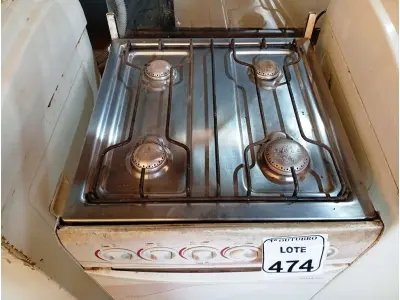 LOTE 474 - 01 FOGÃO 04 BOCAS. (NO ESTADO) ATENÇÃO! FAZER A VISITAÇÃO ANTES DE ARREMATAR, NÃO SABEMOS SE FUNCIONA. LEILÃO NÃO TEM GARANTIA E NEM DEVOLUÇÃO, SUJEITO A POSSÍVEIS AVARIAS VISÍVEIS/OCULTAS E/OU AUSÊNCIA DE COMPONENTES.