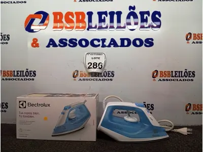 LOTE 286 - 01 FERRO DE PASSAR ROUPAS A VAPOR ELECTROLUX COR BRANCA C/ AZUL (NOVO). (NO ESTADO) ATENÇÃO! FAZER A VISITAÇÃO ANTES DE ARREMATAR, NÃO SABEMOS SE FUNCIONA. LEILÃO NÃO TEM GARANTIA E NEM DEVOLUÇÃO, SUJEITO A POSSÍVEIS AVARIAS VISÍVEIS/OCULTAS E/OU AUSÊNCIA DE COMPONENTES.