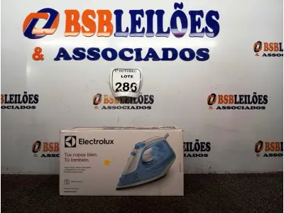 LOTE 286 - 01 FERRO DE PASSAR ROUPAS A VAPOR ELECTROLUX COR BRANCA C/ AZUL (NOVO). (NO ESTADO) ATENÇÃO! FAZER A VISITAÇÃO ANTES DE ARREMATAR, NÃO SABEMOS SE FUNCIONA. LEILÃO NÃO TEM GARANTIA E NEM DEVOLUÇÃO, SUJEITO A POSSÍVEIS AVARIAS VISÍVEIS/OCULTAS E/OU AUSÊNCIA DE COMPONENTES.