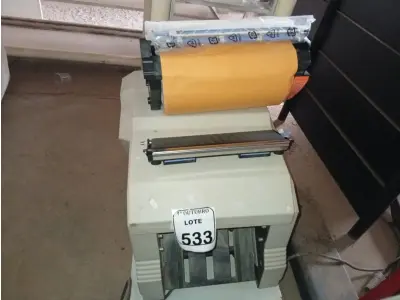 LOTE 533 - 01 TONER E 01 AUTO ENVELOPADORA. (NO ESTADO) ATENÇÃO! FAZER A VISITAÇÃO ANTES DE ARREMATAR, NÃO SABEMOS SE FUNCIONA. LEILÃO NÃO TEM GARANTIA E NEM DEVOLUÇÃO, SUJEITO A POSSÍVEIS AVARIAS VISÍVEIS/OCULTAS E/OU AUSÊNCIA DE COMPONENTES.