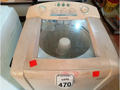 LOTE 470 - 01 MÁQUINA DE LAVAR ROUPAS ELECTROLUX. (NO ESTADO) ATENÇÃO! FAZER A VISITAÇÃO ANTES DE ARREMATAR, NÃO SABEMOS SE FUNCIONA. LEILÃO NÃO TEM GARANTIA E NEM DEVOLUÇÃO, SUJEITO A POSSÍVEIS AVARIAS VISÍVEIS/OCULTAS E/OU AUSÊNCIA DE COMPONENTES.