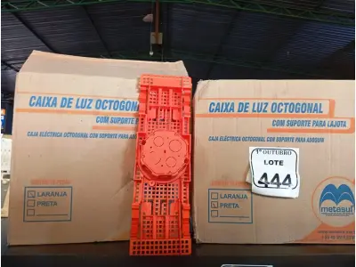 LOTE 444 - 02 CAIXAS DE LUZ OCTOGONAL. (NO ESTADO) ATENÇÃO! FAZER A VISITAÇÃO ANTES DE ARREMATAR, NÃO SABEMOS SE FUNCIONA. LEILÃO NÃO TEM GARANTIA E NEM DEVOLUÇÃO, SUJEITO A POSSÍVEIS AVARIAS VISÍVEIS/OCULTAS E/OU AUSÊNCIA DE COMPONENTES.