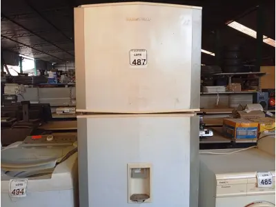 LOTE 487 - 01 GELADEIRA BRASTEMP. (NO ESTADO) ATENÇÃO! FAZER A VISITAÇÃO ANTES DE ARREMATAR, NÃO SABEMOS SE FUNCIONA. LEILÃO NÃO TEM GARANTIA E NEM DEVOLUÇÃO, SUJEITO A POSSÍVEIS AVARIAS VISÍVEIS/OCULTAS E/OU AUSÊNCIA DE COMPONENTES.