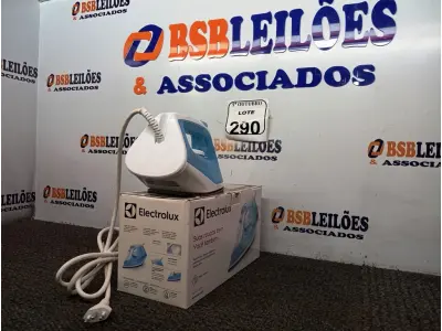 LOTE 290 - 01 FERRO DE PASSAR ROUPAS A VAPOR ELECTROLUX COR BRANCA C/ AZUL (NOVO). (NO ESTADO) ATENÇÃO! FAZER A VISITAÇÃO ANTES DE ARREMATAR, NÃO SABEMOS SE FUNCIONA. LEILÃO NÃO TEM GARANTIA E NEM DEVOLUÇÃO, SUJEITO A POSSÍVEIS AVARIAS VISÍVEIS/OCULTAS E/OU AUSÊNCIA DE COMPONENTES.