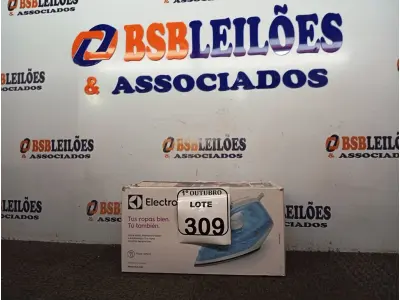 LOTE 309 - 01 FERRO DE PASSAR ROUPAS A VAPOR ELECTROLUX COR BRANCA C/ AZUL (NOVO). (NO ESTADO) ATENÇÃO! FAZER A VISITAÇÃO ANTES DE ARREMATAR, NÃO SABEMOS SE FUNCIONA. LEILÃO NÃO TEM GARANTIA E NEM DEVOLUÇÃO, SUJEITO A POSSÍVEIS AVARIAS VISÍVEIS/OCULTAS E/OU AUSÊNCIA DE COMPONENTES.