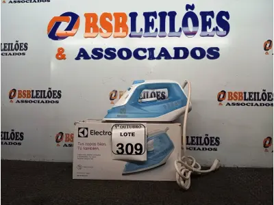 LOTE 309 - 01 FERRO DE PASSAR ROUPAS A VAPOR ELECTROLUX COR BRANCA C/ AZUL (NOVO). (NO ESTADO) ATENÇÃO! FAZER A VISITAÇÃO ANTES DE ARREMATAR, NÃO SABEMOS SE FUNCIONA. LEILÃO NÃO TEM GARANTIA E NEM DEVOLUÇÃO, SUJEITO A POSSÍVEIS AVARIAS VISÍVEIS/OCULTAS E/OU AUSÊNCIA DE COMPONENTES.