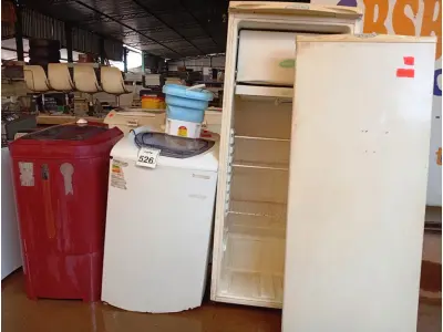 LOTE 526 - 01 MÁQUINA DE LAVAR ROUPAS ELECTROLUX, 01 GELADEIRA ELECTROLUX E 01 TANQUINHO. (NO ESTADO) ATENÇÃO! FAZER A VISITAÇÃO ANTES DE ARREMATAR, NÃO SABEMOS SE FUNCIONA. LEILÃO NÃO TEM GARANTIA E NEM DEVOLUÇÃO, SUJEITO A POSSÍVEIS AVARIAS VISÍVEIS/OCULTAS E/OU AUSÊNCIA DE COMPONENTES.