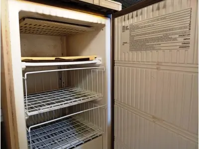 LOTE 515 - 01 GELADEIRA PROSDÓCIMO SEM MOTOR. (NO ESTADO) ATENÇÃO! FAZER A VISITAÇÃO ANTES DE ARREMATAR, NÃO SABEMOS SE FUNCIONA. LEILÃO NÃO TEM GARANTIA E NEM DEVOLUÇÃO, SUJEITO A POSSÍVEIS AVARIAS VISÍVEIS/OCULTAS E/OU AUSÊNCIA DE COMPONENTES.