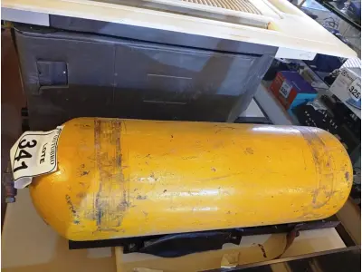 LOTE 341 - 01 CILINDRO GNV VEICULAR. (NO ESTADO) ATENÇÃO! FAZER A VISITAÇÃO ANTES DE ARREMATAR, NÃO SABEMOS SE FUNCIONA. LEILÃO NÃO TEM GARANTIA E NEM DEVOLUÇÃO, SUJEITO A POSSÍVEIS AVARIAS VISÍVEIS/OCULTAS E/OU AUSÊNCIA DE COMPONENTES.