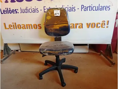 LOTE 471 - 01 CADEIRA ESTOFADA S/ BRAÇO. (NO ESTADO) ATENÇÃO! FAZER A VISITAÇÃO ANTES DE ARREMATAR, NÃO SABEMOS SE FUNCIONA. LEILÃO NÃO TEM GARANTIA E NEM DEVOLUÇÃO, SUJEITO A POSSÍVEIS AVARIAS VISÍVEIS/OCULTAS E/OU AUSÊNCIA DE COMPONENTES.