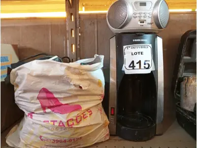 LOTE 415 - 01 CAFETEIRA BLACK E DECKER, 01 RÁDIO E DIVERSOS CABOS E ELETRÔNICOS. (NO ESTADO) ATENÇÃO! FAZER A VISITAÇÃO ANTES DE ARREMATAR, NÃO SABEMOS SE FUNCIONA. LEILÃO NÃO TEM GARANTIA E NEM DEVOLUÇÃO, SUJEITO A POSSÍVEIS AVARIAS VISÍVEIS/OCULTAS E/OU AUSÊNCIA DE COMPONENTES.
