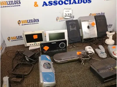 LOTE 322 - 01 PORTA RETRATO DIGITAL, 01 DVD PORTÁTIL E DIVERSOS APARELHOS ELETRÔNICOS. (NO ESTADO) ATENÇÃO! FAZER A VISITAÇÃO ANTES DE ARREMATAR, NÃO SABEMOS SE FUNCIONA. LEILÃO NÃO TEM GARANTIA E NEM DEVOLUÇÃO, SUJEITO A POSSÍVEIS AVARIAS VISÍVEIS/OCULTAS E/OU AUSÊNCIA DE COMPONENTES.