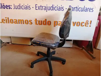 LOTE 471 - 01 CADEIRA ESTOFADA S/ BRAÇO. (NO ESTADO) ATENÇÃO! FAZER A VISITAÇÃO ANTES DE ARREMATAR, NÃO SABEMOS SE FUNCIONA. LEILÃO NÃO TEM GARANTIA E NEM DEVOLUÇÃO, SUJEITO A POSSÍVEIS AVARIAS VISÍVEIS/OCULTAS E/OU AUSÊNCIA DE COMPONENTES.