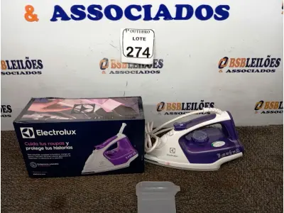 LOTE 274 - 01 FERRO DE PASSAR ROUPAS A VAPOR ELECTROLUX COR BRANCA C/ ROXO (NOVO). (NO ESTADO) ATENÇÃO! FAZER A VISITAÇÃO ANTES DE ARREMATAR, NÃO SABEMOS SE FUNCIONA. LEILÃO NÃO TEM GARANTIA E NEM DEVOLUÇÃO, SUJEITO A POSSÍVEIS AVARIAS VISÍVEIS/OCULTAS E/OU AUSÊNCIA DE COMPONENTES.