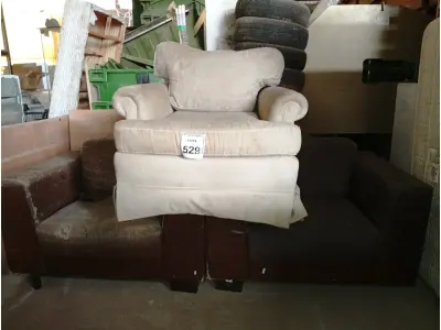 LOTE 529 - 03 POLTRONAS DIVERSAS. (NO ESTADO) ATENÇÃO! FAZER A VISITAÇÃO ANTES DE ARREMATAR, NÃO SABEMOS SE FUNCIONA. LEILÃO NÃO TEM GARANTIA E NEM DEVOLUÇÃO, SUJEITO A POSSÍVEIS AVARIAS VISÍVEIS/OCULTAS E/OU AUSÊNCIA DE COMPONENTES.