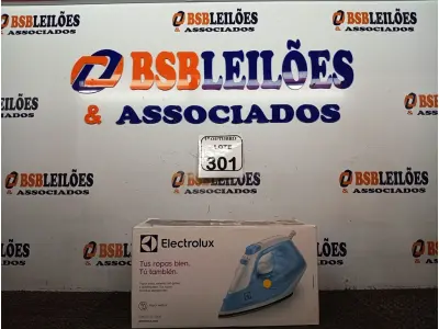 LOTE 301 - 01 FERRO DE PASSAR ROUPAS A VAPOR ELECTROLUX COR BRANCA C/ AZUL (NOVO). (NO ESTADO) ATENÇÃO! FAZER A VISITAÇÃO ANTES DE ARREMATAR, NÃO SABEMOS SE FUNCIONA. LEILÃO NÃO TEM GARANTIA E NEM DEVOLUÇÃO, SUJEITO A POSSÍVEIS AVARIAS VISÍVEIS/OCULTAS E/OU AUSÊNCIA DE COMPONENTES.