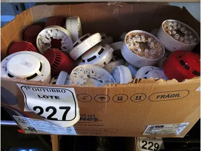 LOTE 227 - 01 LOTE COM DIVERSOS SENSORES E MATERIAIS DE INCÊNDIO. (NO ESTADO) ATENÇÃO! FAZER A VISITAÇÃO ANTES DE ARREMATAR, NÃO SABEMOS SE FUNCIONA. LEILÃO NÃO TEM GARANTIA E NEM DEVOLUÇÃO, SUJEITO A POSSÍVEIS AVARIAS VISÍVEIS/OCULTAS E/OU AUSÊNCIA DE COMPONENTES.