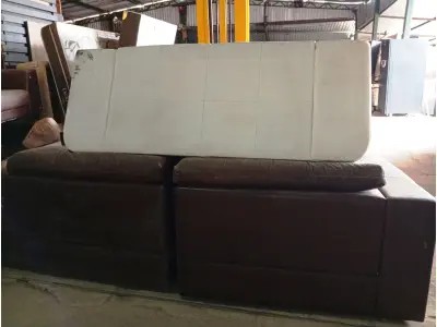 LOTE 528 - 02 SOFÁS DE 02 LUGARES. (NO ESTADO) ATENÇÃO! FAZER A VISITAÇÃO ANTES DE ARREMATAR, NÃO SABEMOS SE FUNCIONA. LEILÃO NÃO TEM GARANTIA E NEM DEVOLUÇÃO, SUJEITO A POSSÍVEIS AVARIAS VISÍVEIS/OCULTAS E/OU AUSÊNCIA DE COMPONENTES.