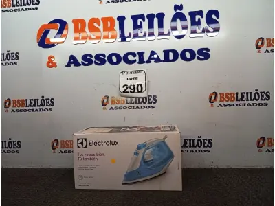 LOTE 290 - 01 FERRO DE PASSAR ROUPAS A VAPOR ELECTROLUX COR BRANCA C/ AZUL (NOVO). (NO ESTADO) ATENÇÃO! FAZER A VISITAÇÃO ANTES DE ARREMATAR, NÃO SABEMOS SE FUNCIONA. LEILÃO NÃO TEM GARANTIA E NEM DEVOLUÇÃO, SUJEITO A POSSÍVEIS AVARIAS VISÍVEIS/OCULTAS E/OU AUSÊNCIA DE COMPONENTES.
