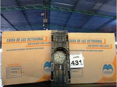 LOTE 431 - 02 CAIXAS DE LUZ OCTOGONAL. (NO ESTADO) ATENÇÃO! FAZER A VISITAÇÃO ANTES DE ARREMATAR, NÃO SABEMOS SE FUNCIONA. LEILÃO NÃO TEM GARANTIA E NEM DEVOLUÇÃO, SUJEITO A POSSÍVEIS AVARIAS VISÍVEIS/OCULTAS E/OU AUSÊNCIA DE COMPONENTES.