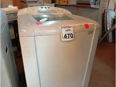 LOTE 470 - 01 MÁQUINA DE LAVAR ROUPAS ELECTROLUX. (NO ESTADO) ATENÇÃO! FAZER A VISITAÇÃO ANTES DE ARREMATAR, NÃO SABEMOS SE FUNCIONA. LEILÃO NÃO TEM GARANTIA E NEM DEVOLUÇÃO, SUJEITO A POSSÍVEIS AVARIAS VISÍVEIS/OCULTAS E/OU AUSÊNCIA DE COMPONENTES.