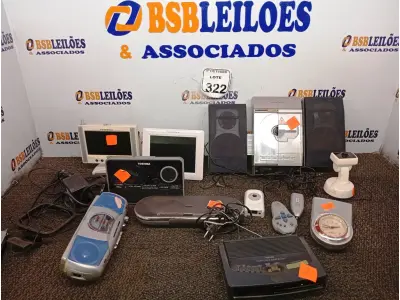 LOTE 322 - 01 PORTA RETRATO DIGITAL, 01 DVD PORTÁTIL E DIVERSOS APARELHOS ELETRÔNICOS. (NO ESTADO) ATENÇÃO! FAZER A VISITAÇÃO ANTES DE ARREMATAR, NÃO SABEMOS SE FUNCIONA. LEILÃO NÃO TEM GARANTIA E NEM DEVOLUÇÃO, SUJEITO A POSSÍVEIS AVARIAS VISÍVEIS/OCULTAS E/OU AUSÊNCIA DE COMPONENTES.