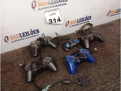 LOTE 314 - 05 JOYSTICKS DE GAMES MARCAS E MODELOS DIVERSOS. (NO ESTADO) ATENÇÃO! FAZER A VISITAÇÃO ANTES DE ARREMATAR, NÃO SABEMOS SE FUNCIONA. LEILÃO NÃO TEM GARANTIA E NEM DEVOLUÇÃO, SUJEITO A POSSÍVEIS AVARIAS VISÍVEIS/OCULTAS E/OU AUSÊNCIA DE COMPONENTES.