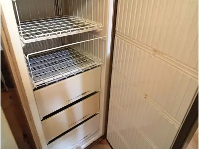 LOTE 515 - 01 GELADEIRA PROSDÓCIMO SEM MOTOR. (NO ESTADO) ATENÇÃO! FAZER A VISITAÇÃO ANTES DE ARREMATAR, NÃO SABEMOS SE FUNCIONA. LEILÃO NÃO TEM GARANTIA E NEM DEVOLUÇÃO, SUJEITO A POSSÍVEIS AVARIAS VISÍVEIS/OCULTAS E/OU AUSÊNCIA DE COMPONENTES.