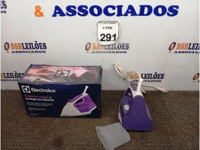 LOTE 291 - 01 FERRO DE PASSAR ROUPAS A VAPOR ELECTROLUX COR BRANCA C/ ROXO (NOVO). (NO ESTADO) ATENÇÃO! FAZER A VISITAÇÃO ANTES DE ARREMATAR, NÃO SABEMOS SE FUNCIONA. LEILÃO NÃO TEM GARANTIA E NEM DEVOLUÇÃO, SUJEITO A POSSÍVEIS AVARIAS VISÍVEIS/OCULTAS E/OU AUSÊNCIA DE COMPONENTES.