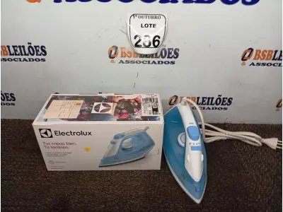 LOTE 286 - 01 FERRO DE PASSAR ROUPAS A VAPOR ELECTROLUX COR BRANCA C/ AZUL (NOVO). (NO ESTADO) ATENÇÃO! FAZER A VISITAÇÃO ANTES DE ARREMATAR, NÃO SABEMOS SE FUNCIONA. LEILÃO NÃO TEM GARANTIA E NEM DEVOLUÇÃO, SUJEITO A POSSÍVEIS AVARIAS VISÍVEIS/OCULTAS E/OU AUSÊNCIA DE COMPONENTES.