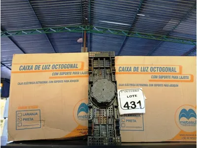 LOTE 431 - 02 CAIXAS DE LUZ OCTOGONAL. (NO ESTADO) ATENÇÃO! FAZER A VISITAÇÃO ANTES DE ARREMATAR, NÃO SABEMOS SE FUNCIONA. LEILÃO NÃO TEM GARANTIA E NEM DEVOLUÇÃO, SUJEITO A POSSÍVEIS AVARIAS VISÍVEIS/OCULTAS E/OU AUSÊNCIA DE COMPONENTES.