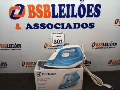 LOTE 301 - 01 FERRO DE PASSAR ROUPAS A VAPOR ELECTROLUX COR BRANCA C/ AZUL (NOVO). (NO ESTADO) ATENÇÃO! FAZER A VISITAÇÃO ANTES DE ARREMATAR, NÃO SABEMOS SE FUNCIONA. LEILÃO NÃO TEM GARANTIA E NEM DEVOLUÇÃO, SUJEITO A POSSÍVEIS AVARIAS VISÍVEIS/OCULTAS E/OU AUSÊNCIA DE COMPONENTES.