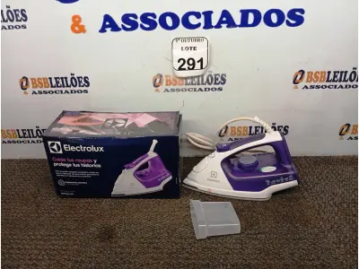 LOTE 291 - 01 FERRO DE PASSAR ROUPAS A VAPOR ELECTROLUX COR BRANCA C/ ROXO (NOVO). (NO ESTADO) ATENÇÃO! FAZER A VISITAÇÃO ANTES DE ARREMATAR, NÃO SABEMOS SE FUNCIONA. LEILÃO NÃO TEM GARANTIA E NEM DEVOLUÇÃO, SUJEITO A POSSÍVEIS AVARIAS VISÍVEIS/OCULTAS E/OU AUSÊNCIA DE COMPONENTES.