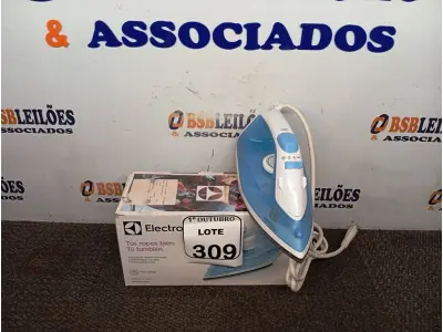LOTE 309 - 01 FERRO DE PASSAR ROUPAS A VAPOR ELECTROLUX COR BRANCA C/ AZUL (NOVO). (NO ESTADO) ATENÇÃO! FAZER A VISITAÇÃO ANTES DE ARREMATAR, NÃO SABEMOS SE FUNCIONA. LEILÃO NÃO TEM GARANTIA E NEM DEVOLUÇÃO, SUJEITO A POSSÍVEIS AVARIAS VISÍVEIS/OCULTAS E/OU AUSÊNCIA DE COMPONENTES.