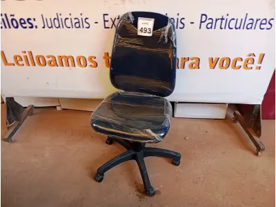 LOTE 493 - 01 CADEIRA ESTOFADA S/ BRAÇO. (NO ESTADO) ATENÇÃO! FAZER A VISITAÇÃO ANTES DE ARREMATAR, NÃO SABEMOS SE FUNCIONA. LEILÃO NÃO TEM GARANTIA E NEM DEVOLUÇÃO, SUJEITO A POSSÍVEIS AVARIAS VISÍVEIS/OCULTAS E/OU AUSÊNCIA DE COMPONENTES.